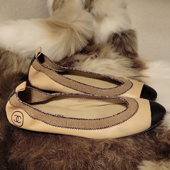 CHANEL Two-Tone Beige and Black Flats - Picture 1 of 3